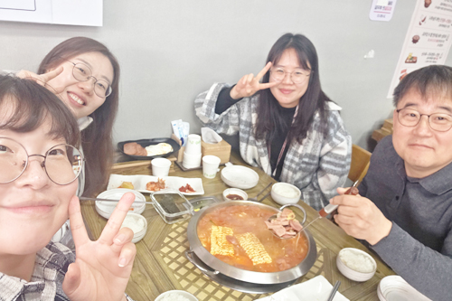 샤오, 세라, 릴리와 함께하는 존의 식탁!