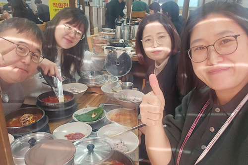 라라, 엘레나, 릴리와 함께하는 존의 식탁!​