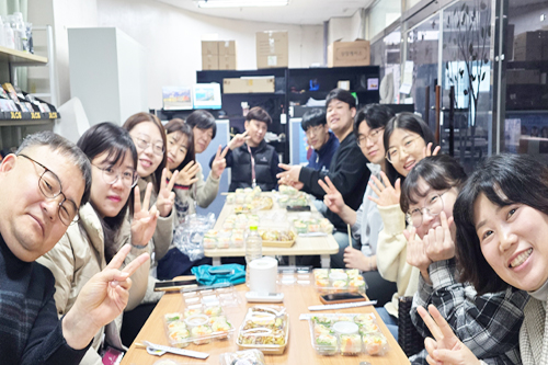 샤오, 앤, 조나단, 스캇, 데이빗, 알리, 케이시, 세라, 지니, 엘레나, 릴리와 함께하는 존의 식탁!