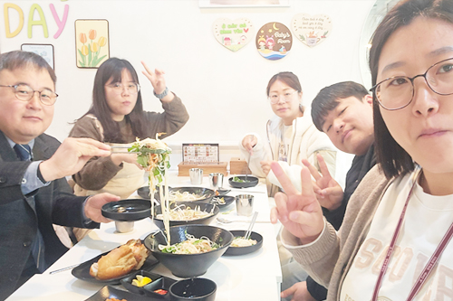 아리사, 데이빗, 엘레나, 릴리와 함께하는 존의 식탁!