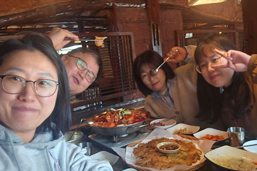 앤, 릴리, 엘레나와 함께하는 존의 식탁!