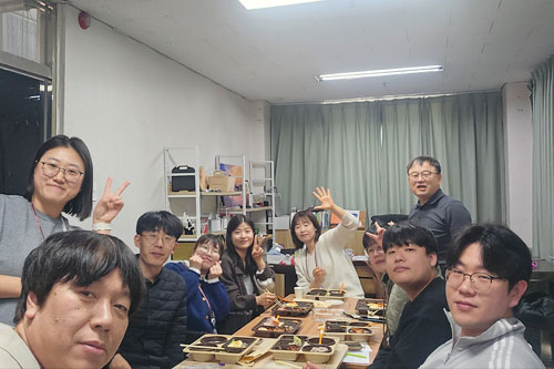 케이시, 데이빗, 세라, 앤, 조나단, 알리, 릴리, 엘레나와 함께하는 존의 식탁!