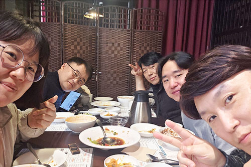 스캇, 조나단, 제임스, 릴리와 함께하는 존의 식탁!