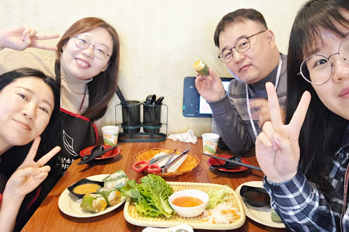 샤오, 체리, 릴리와 함께하는 존의 식탁!