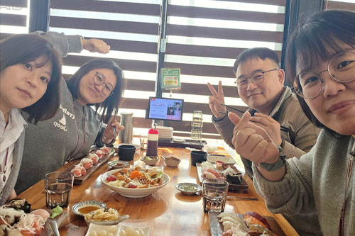 미카, 체리, 엘레나, 릴리와 함께하는 존의 식탁!​