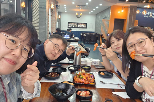 미카, 엘레나, 릴리와 함께하는 존의 식탁!