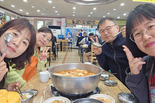 앤, 아리사, 릴리와 함께하는 존의 식탁!