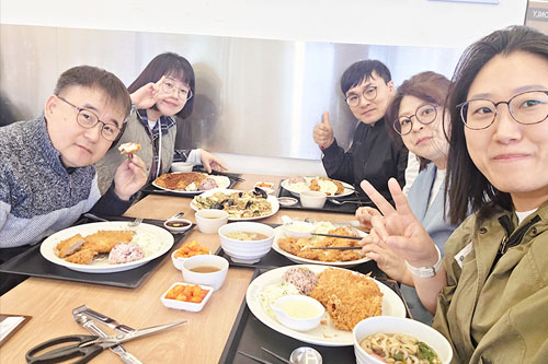 미카, 다니엘, 엘레나, 릴리와 함께하는 존의 식탁!