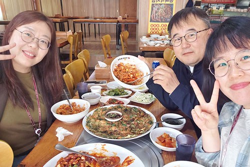 샤오, 릴리와 함께하는 존의 식탁!​