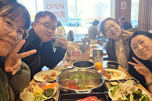 샤오, 체리, 릴리와 함께하는 존의 식탁!