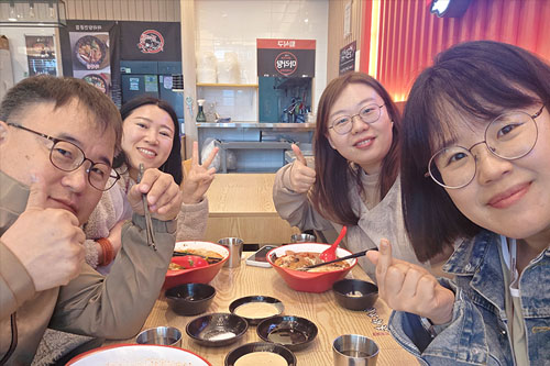 샤오, 체리, 릴리와 함께하는 존의 식탁!