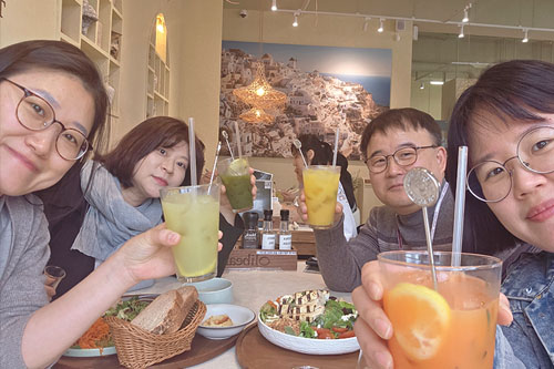 미카, 엘레나, 릴리와 함께하는 존의 식탁!