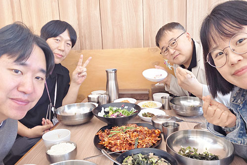 조나단, 제임스, 릴리와 함께하는 존의 식탁!​