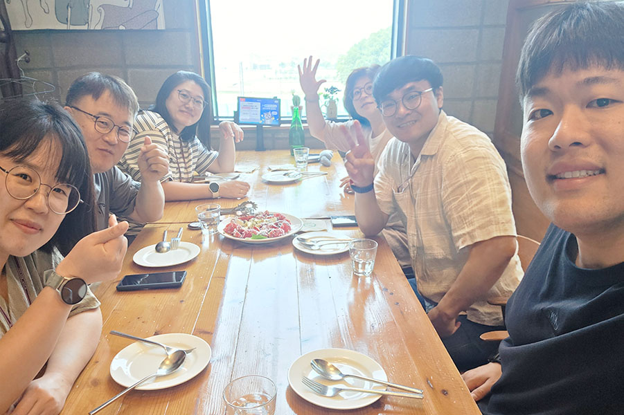 미카, 엘레나, 다니엘, 데이빗, 릴리와 함께하는 존의 식탁!​