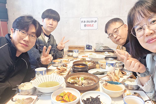 알리, 이안, 릴리와 함께하는 존의 식탁!​