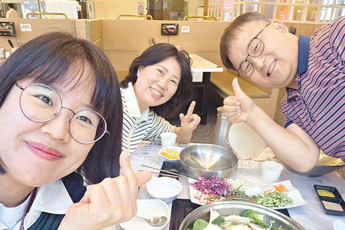 지니, 릴리와 함께하는 존의 식탁!​