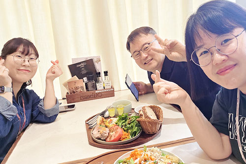 세라, 릴리와 함께하는 존의 식탁!​