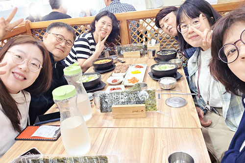 스캇, 샤오, 미카, 지니, 릴리와 함께하는 존의 식탁!​