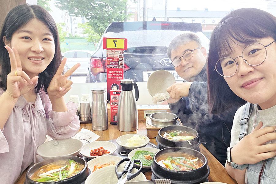 케이시, 릴리와 함께하는 존의 식탁!​