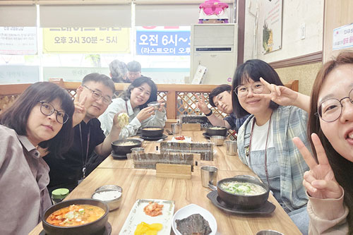 미카, 지니, 샤오, 릴리와 함께하는 존의 식탁!​