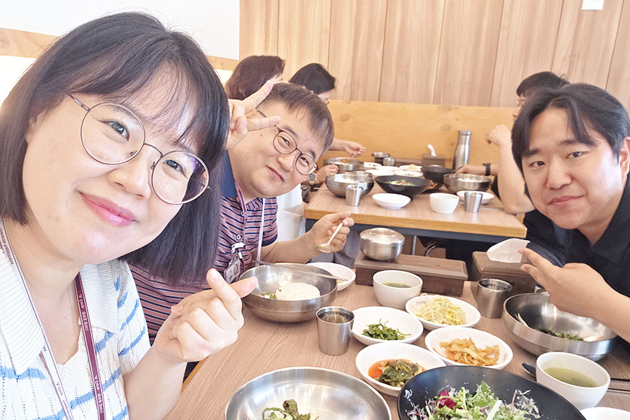 제임스, 릴리와 함께하는 존의 식탁!​