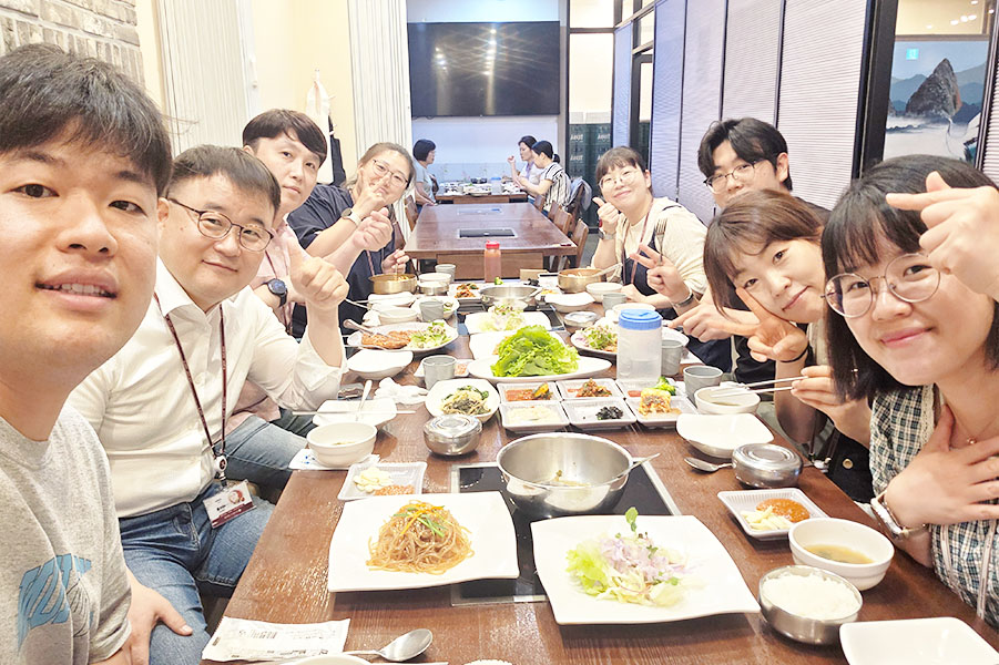 엘레나, 데이빗, 스캇, 세라, 알리, 앤, 릴리와 함께하는 존의 식탁!​