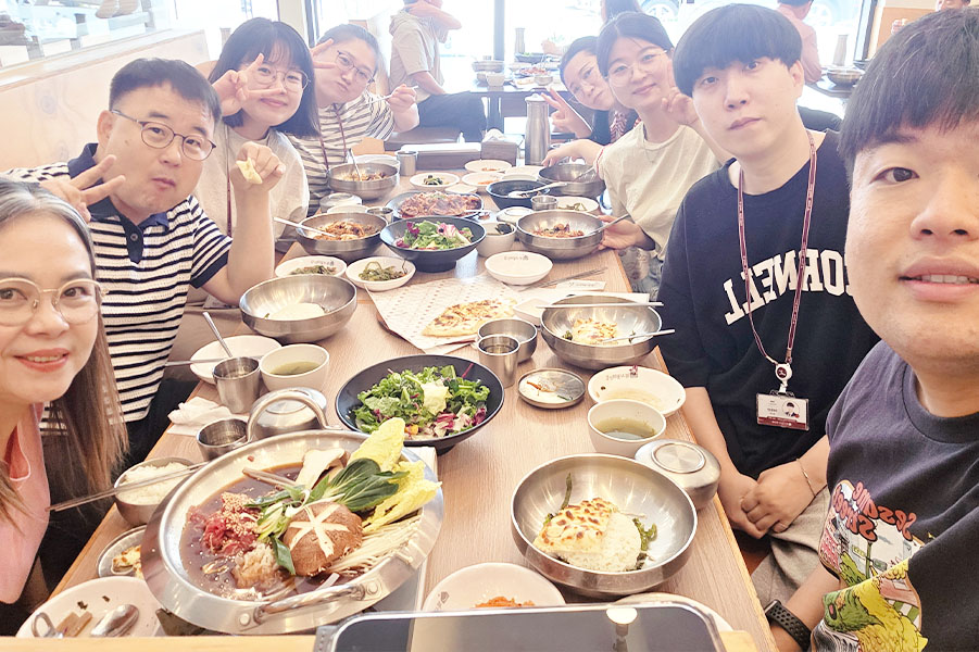 말루, 엘레나, 체리, 케이시, 이안, 데이빗, 릴리와 함께하는 존의 식탁!​