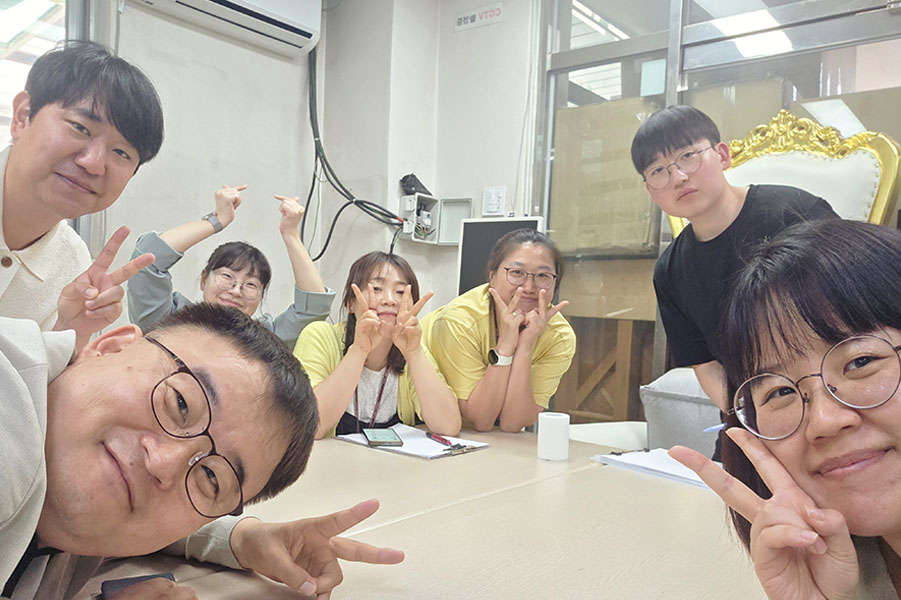 엘레나, 세라, 앤, 제임스, 코빈, 릴리와 함께하는 존의 식탁!​