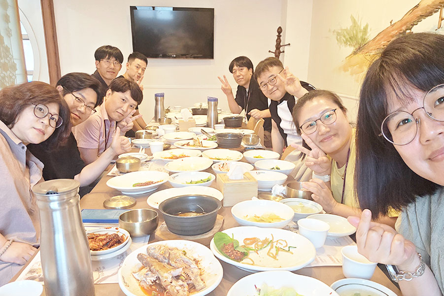미카, 잭, 스캇, 조나단, 빈센트, 알리, 엘레나, 릴리와 함께하는 존의 식탁!​