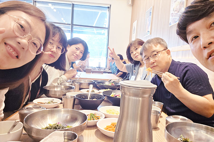 스캇, 미카, 샤오, 지니, 릴리와 함께하는 존의 식탁!​