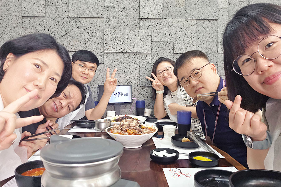 엘레나, 다니엘, 에드윈, 지니, 릴리와 함께하는 존의 식탁!​