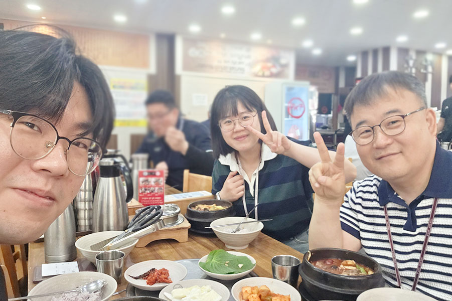 알리, 릴리와 함께하는 존의 식탁!​