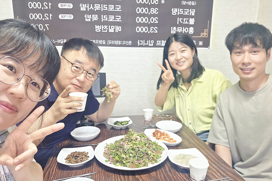케이시, 데미안, 릴리와 함께하는 존의 식탁!​