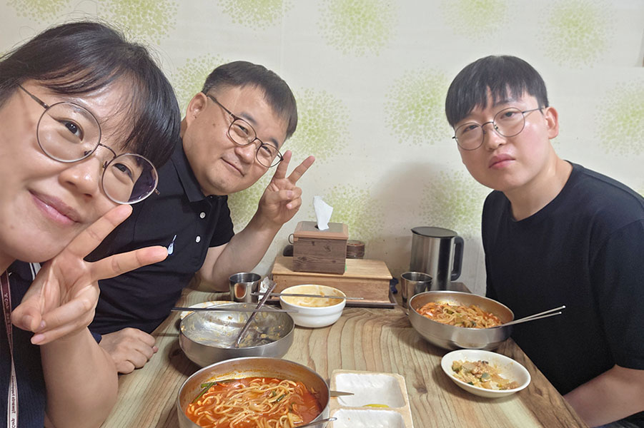 코빈, 릴리와 함께하는 존의 식탁!​