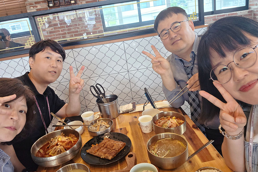 스캇, 미카, 릴리와 함께하는 존의 식탁!​