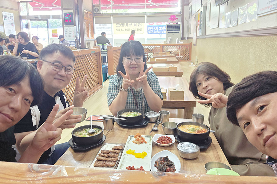 조나단, 미카, 스캇, 릴리와 함께하는 존의 식탁!​