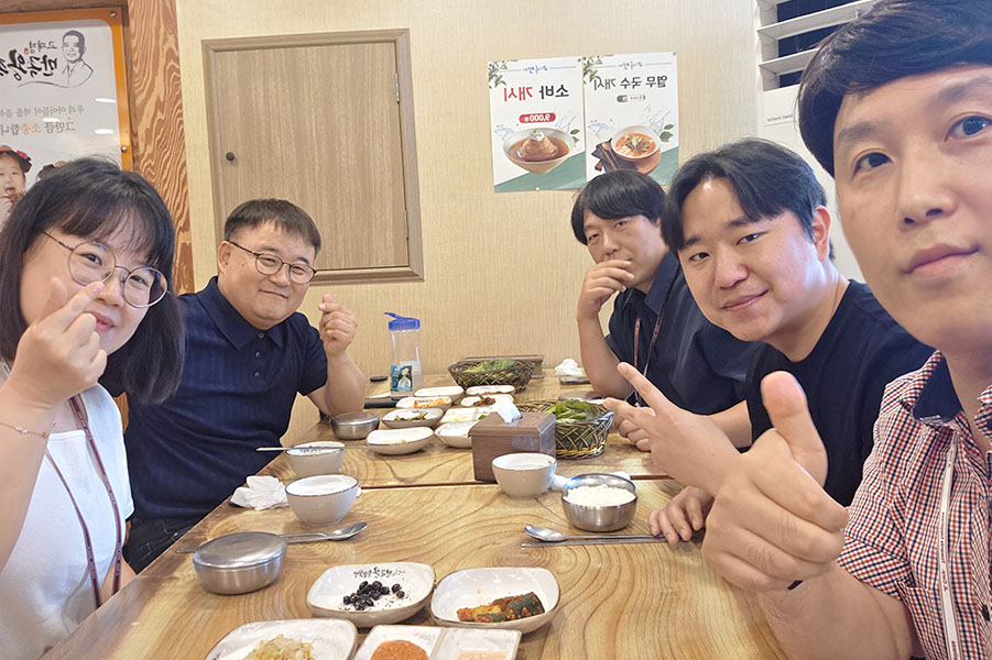 스캇, 조나단, 릴리와 함께하는 존의 식탁!​