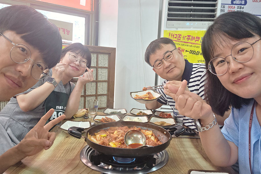잭, 세라, 릴리와 함께하는 존의 식탁!​