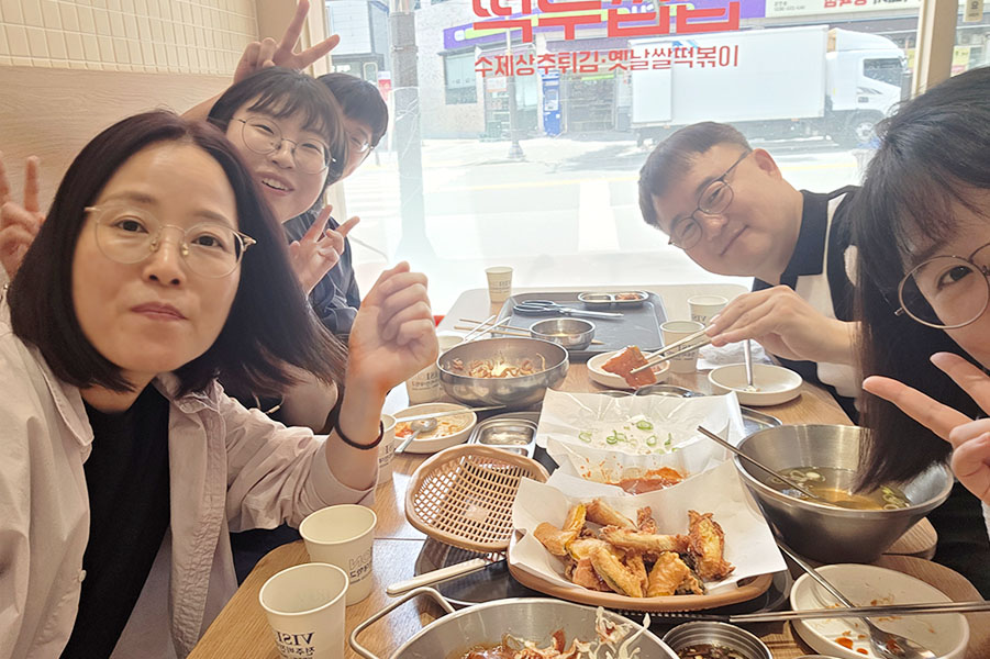 세라, 라라, 에이든, 릴리와 함께하는 존의 식탁!​