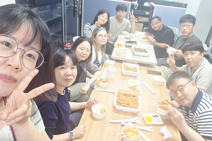 웬디, 라라, 말루, 케이시, 데미안, 에드윈, 스캇, 릴리와 함께하는 존의 식탁!​