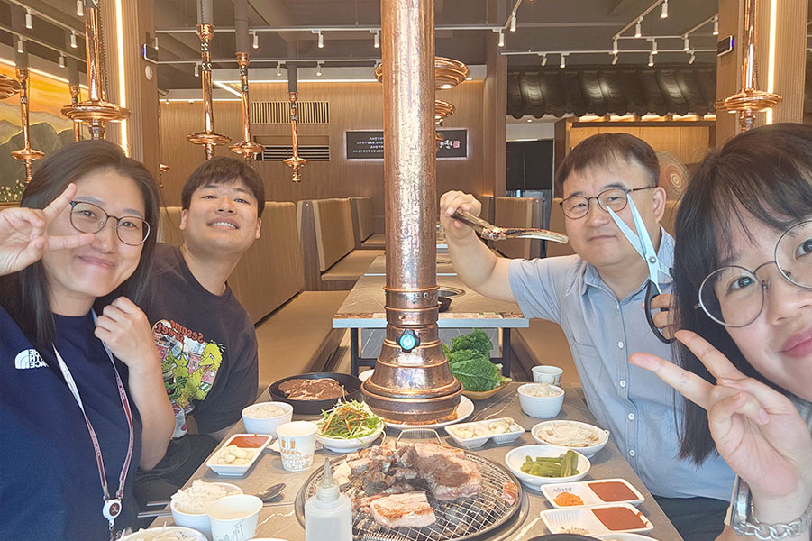 엘레나, 데이빗, 릴리와 함께하는 존의 식탁!​