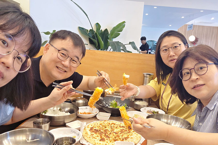미카, 엘레나, 릴리와 함께하는 존의 식탁!​