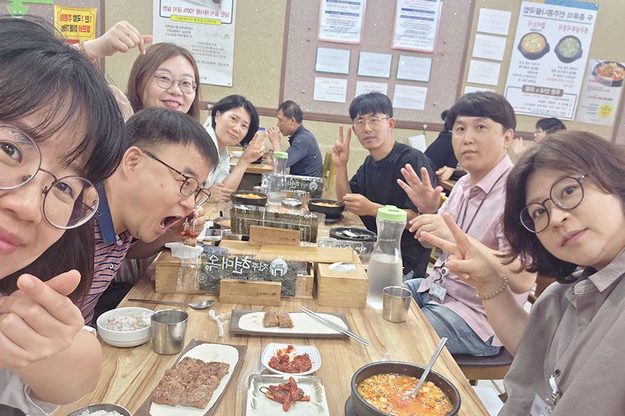 샤오, 스캇, 잭, 미카, 지니, 릴리와 함께하는 존의 식탁!​