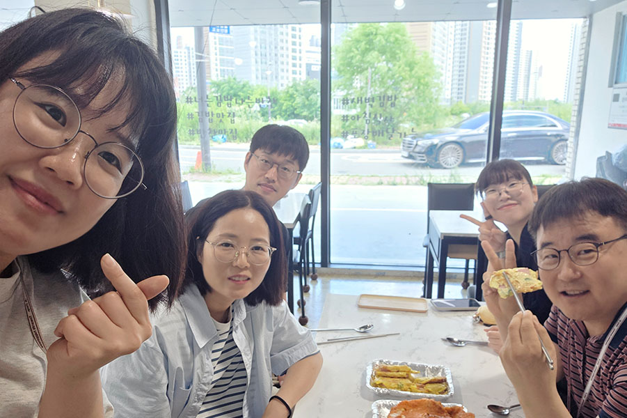 에이든, 세라, 라라, 릴리와 함께하는 존의 식탁!​