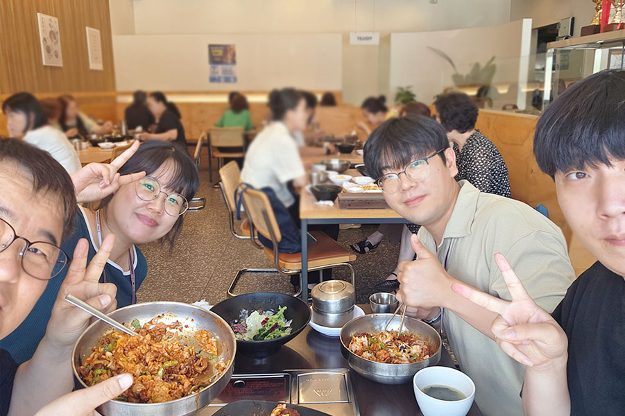 알리, 이안, 릴리와 함께하는 존의 식탁!​