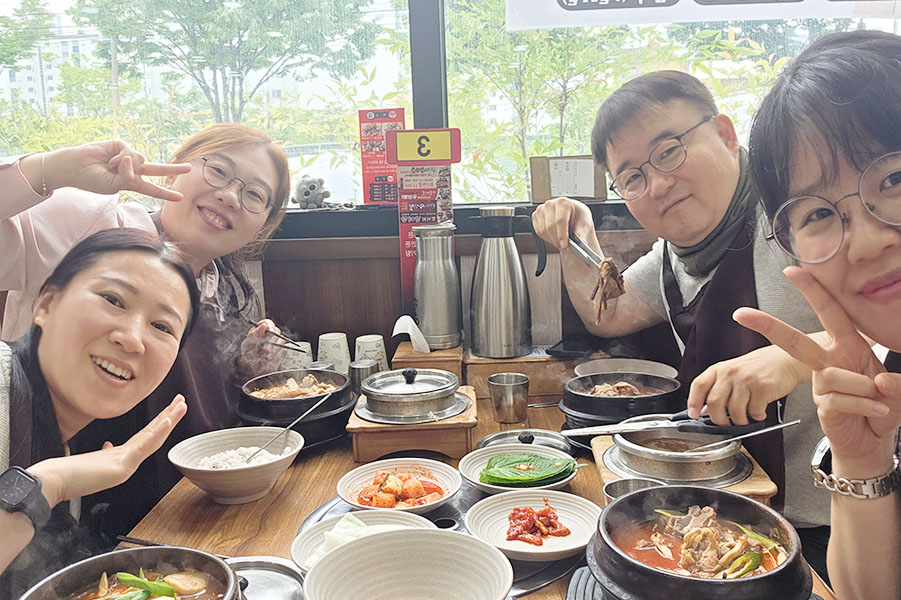 샤오, 체리, 릴리와 함께하는 존의 식탁!​