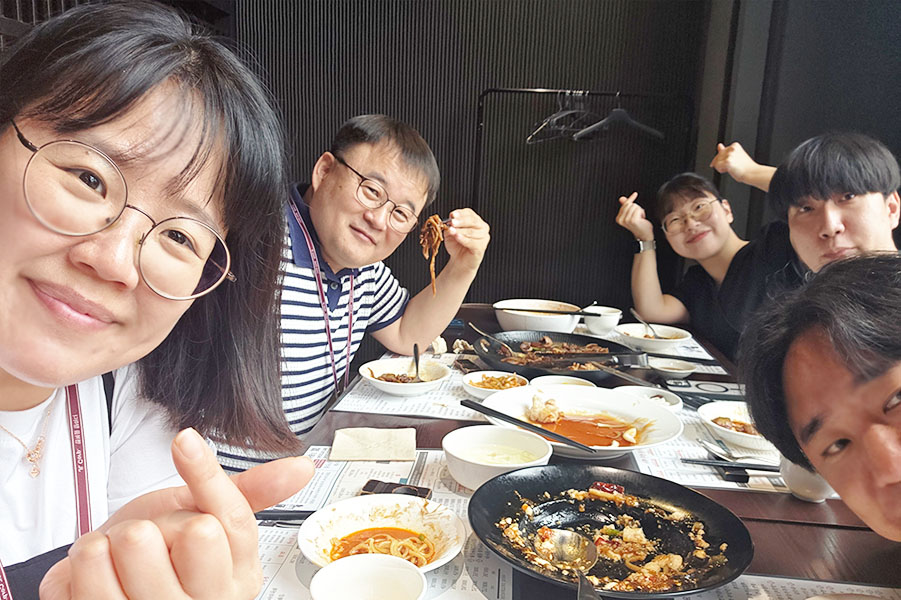 세라, 이안, 제임스, 릴리와 함께하는 존의 식탁!​
