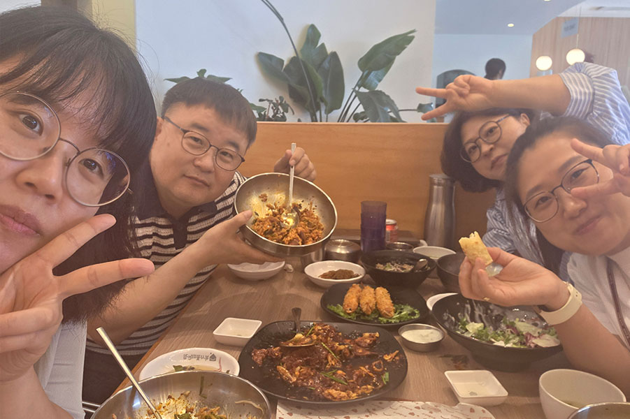 미카, 엘레나, 릴리와 함께하는 존의 식탁!