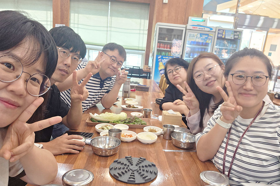 엘레나, 잭, 데이지, 샤오, 릴리와 함께하는 존의 식탁!